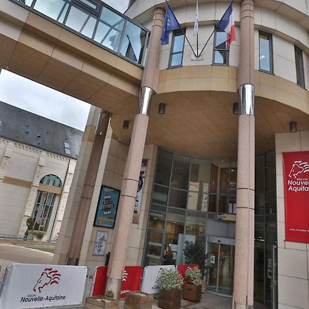 Comedy: Heart Of Town Facing The Na Region Poitiers Exterior foto
